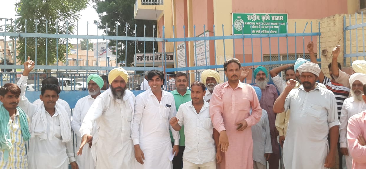 farmers locked the market committees gate for making gold bid