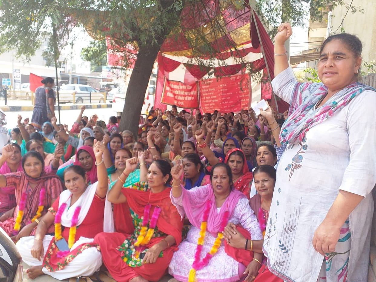 protest by anganwadi workers