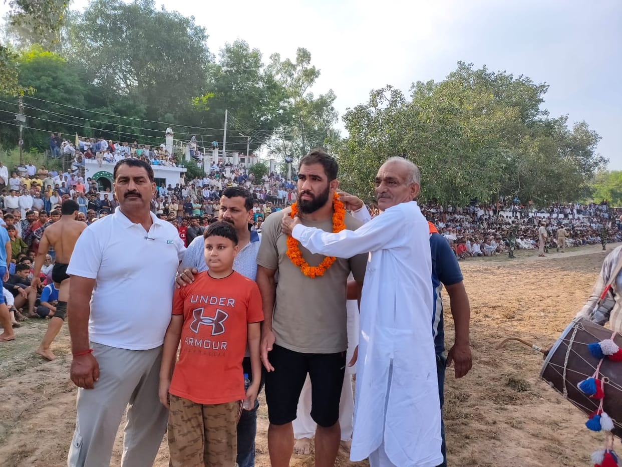 Manu won 1.25 lakhs by Dangal
