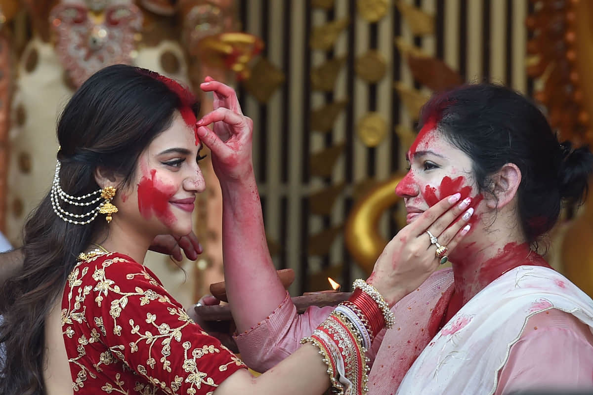 nusrat jahan share video of distribute blanket to sex workers users troll her