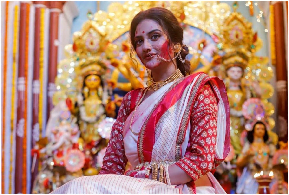 Nusrat Jahan Share a Photo With Kid Who Selling Balloons