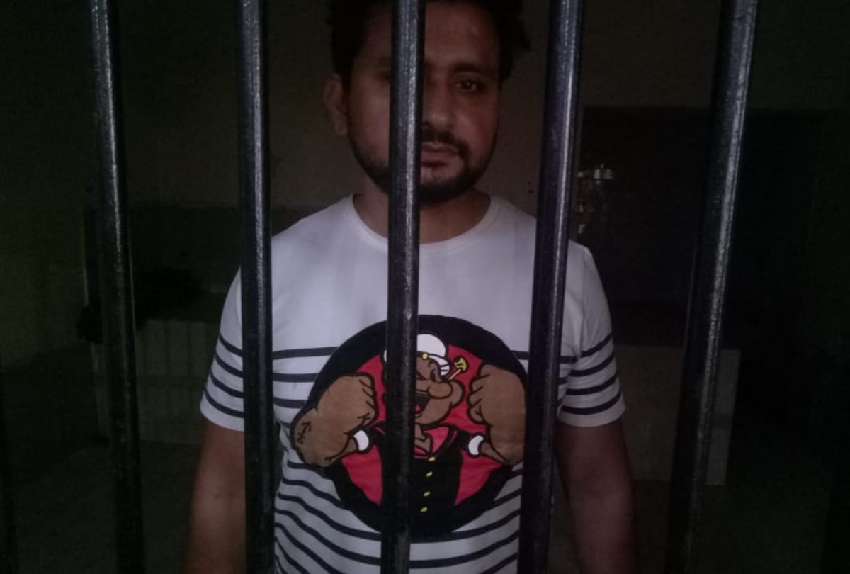 firing outside of restaurant at hazratganj chauraha in lucknow