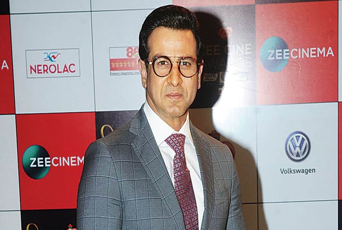 Ronit Roy Instagram Liplock photo with wife At age of 54 is viral on social media