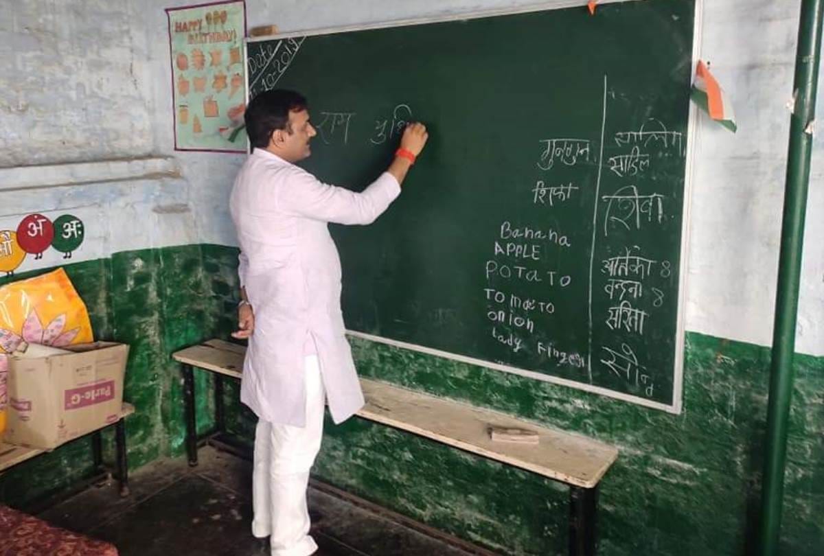 basic education minister turns teacher during surprise check, teaches hindi to students