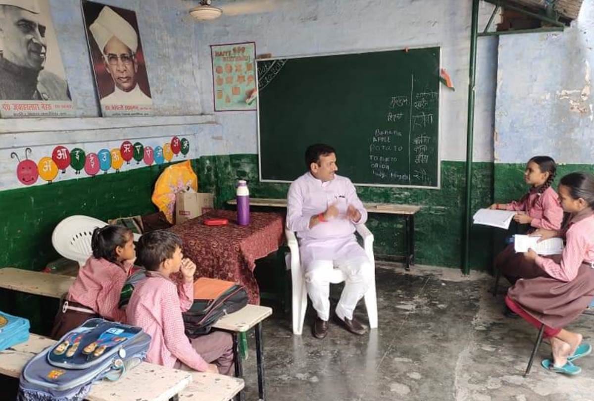 basic education minister turns teacher during surprise check, teaches hindi to students