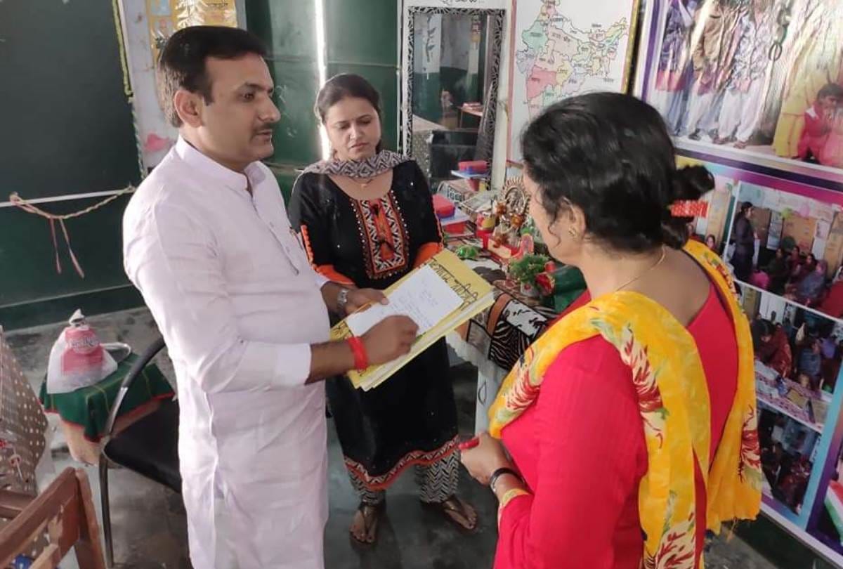 basic education minister turns teacher during surprise check, teaches hindi to students