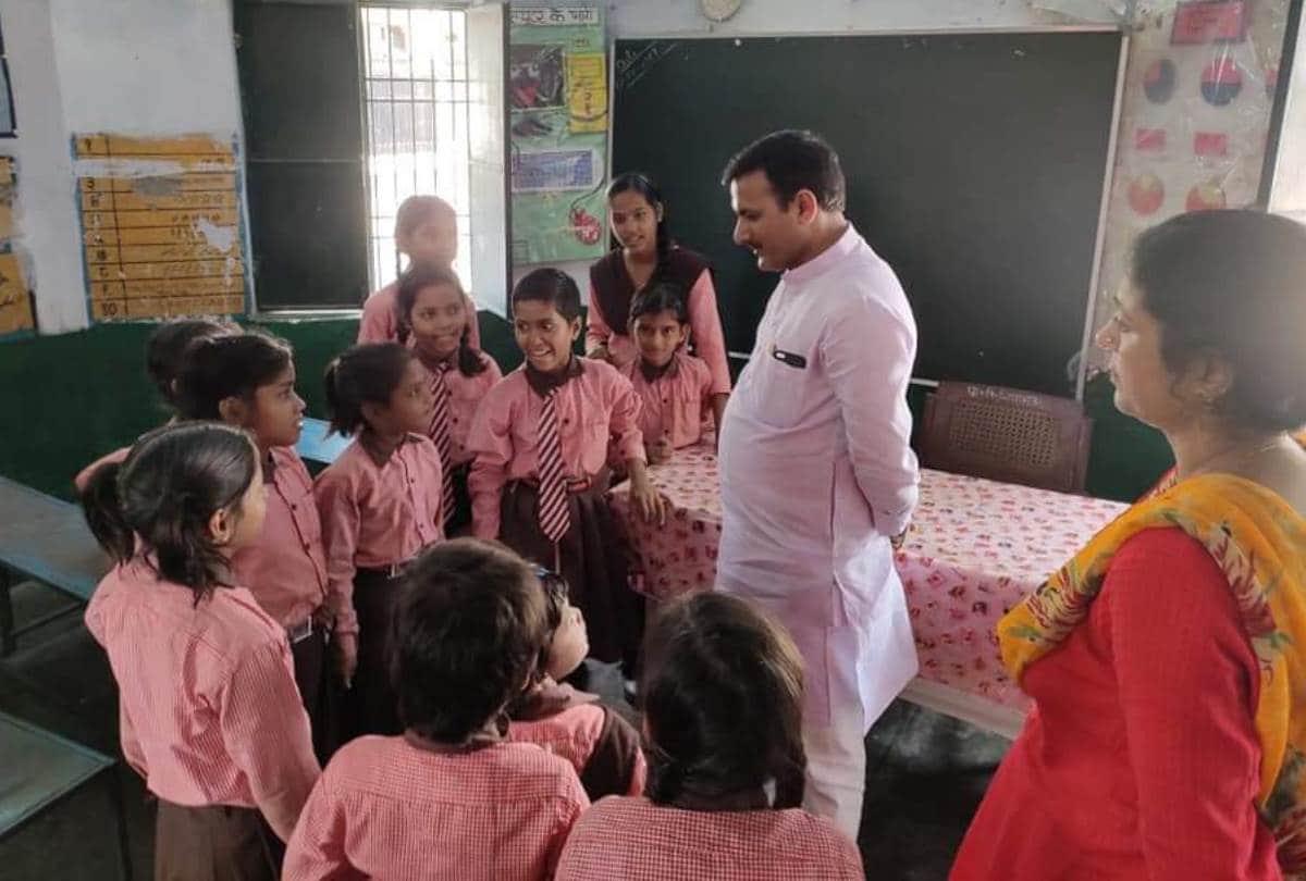 basic education minister turns teacher during surprise check, teaches hindi to students
