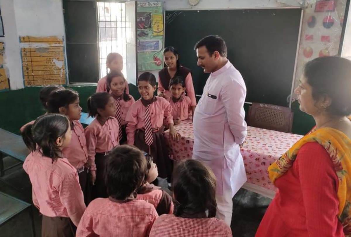 basic education minister turns teacher during surprise check, teaches hindi to students