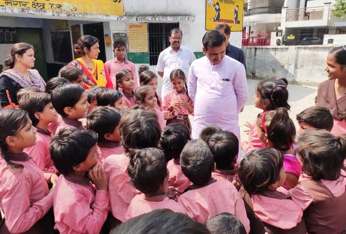 basic education minister turns teacher during surprise check, teaches hindi to students