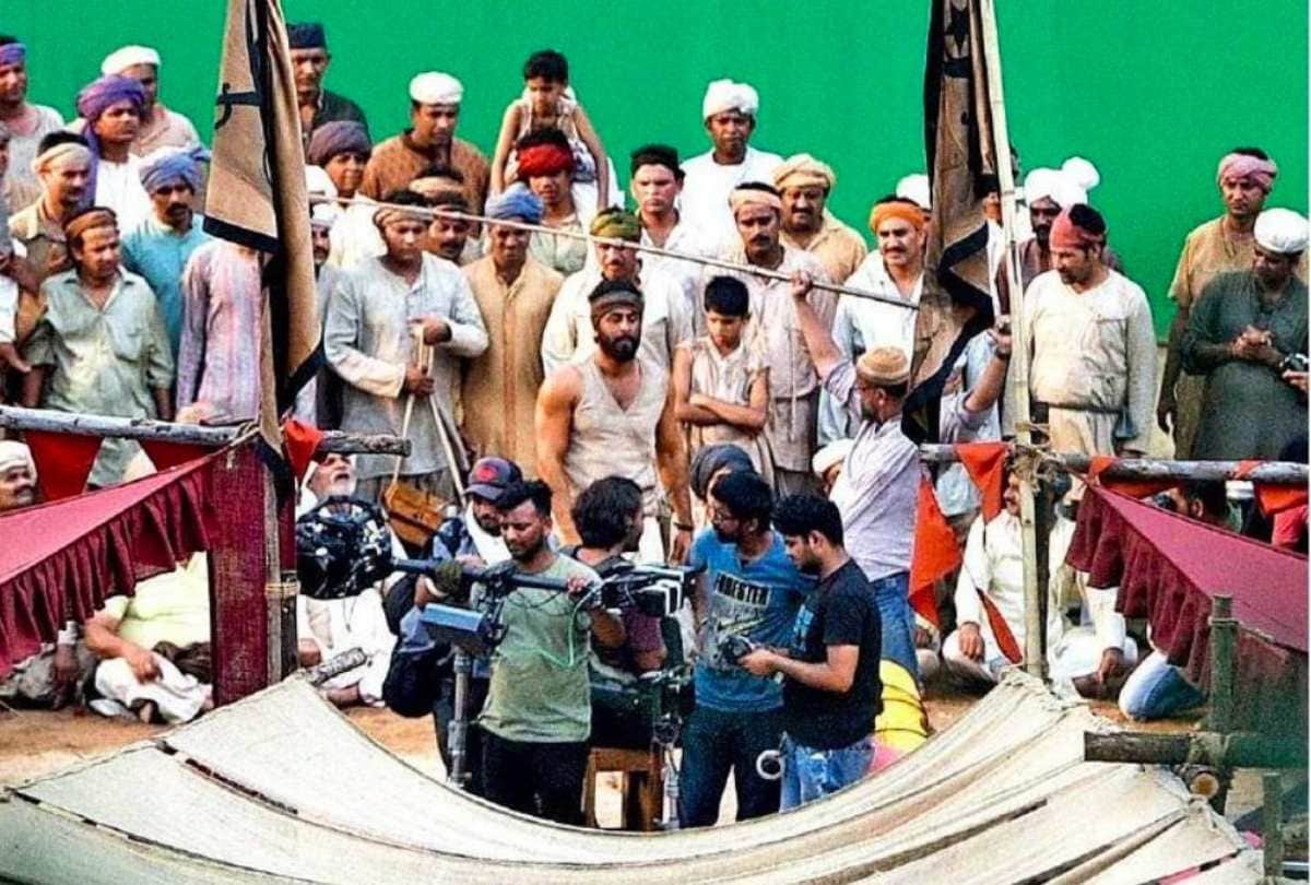 ranbir kapoor look leak from shamshera set fans does not recognize him