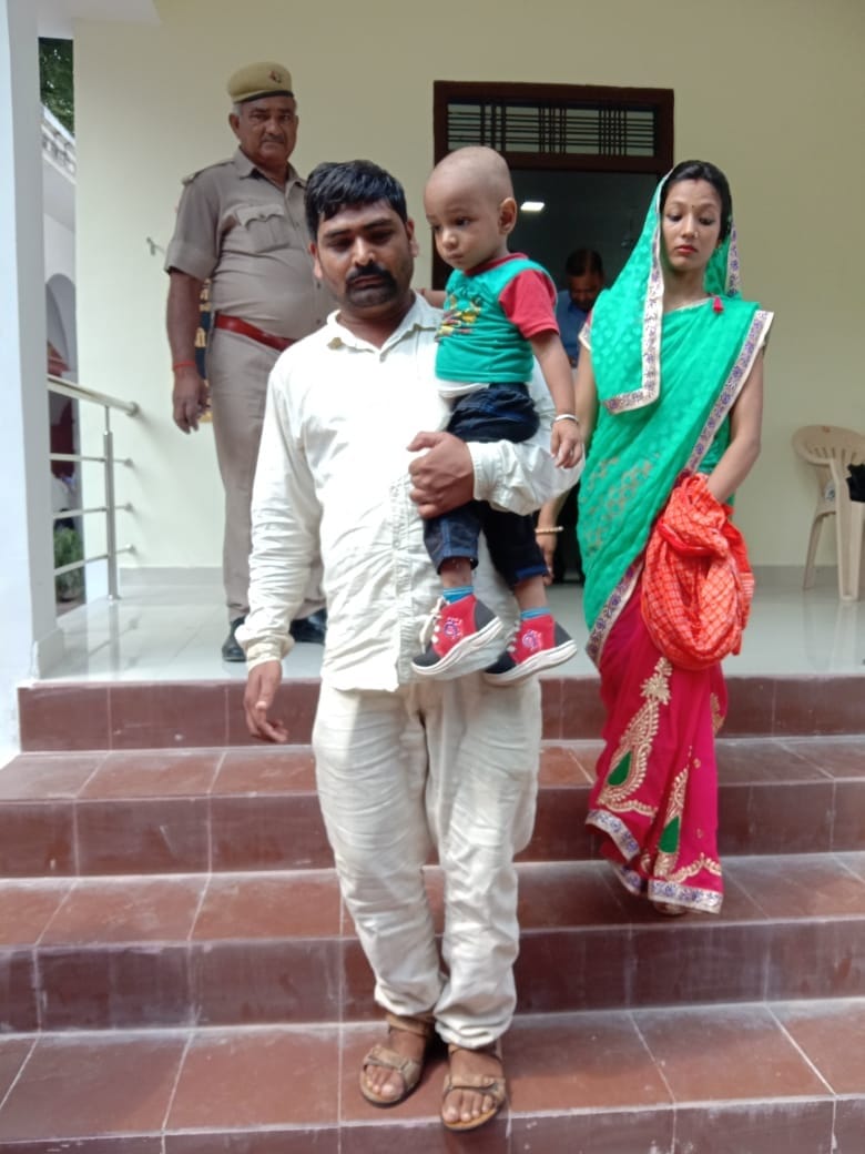 The complainant couple tried to commit suicide in front of DM in jaunpur