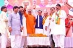अंबेडकरनगर के मालीपुर में आयोजित सभा में जनता का अभिवादन स्वीकार करते डिप्टी सीएम