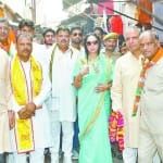 पदयात्रा में शामिल हेमा मालिनी व अन्य लोग
