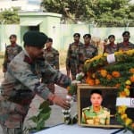 शहीद जवान को आखरी सलामी देते सेना के अधिकारी
