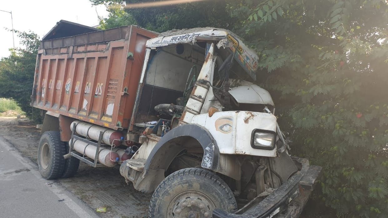 accident on noida expressway , two died