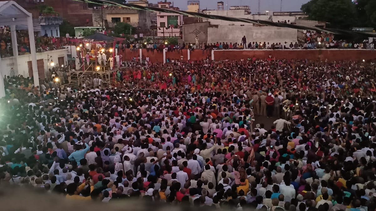 Hundreds of millions gather to see Aarti at Ramlila in ramnagar varanasi