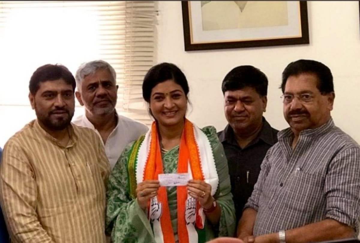 former AAP mla alka lamba formally joins congress in presence of pc chako