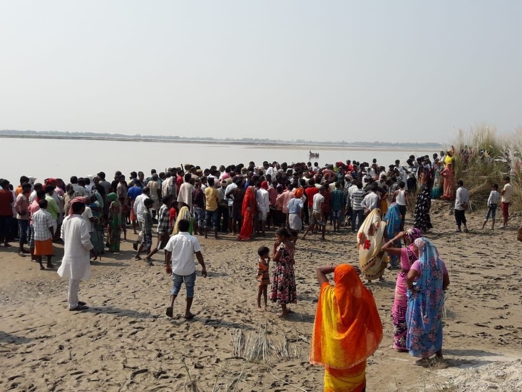boat drop in ghagra, people come in ghat