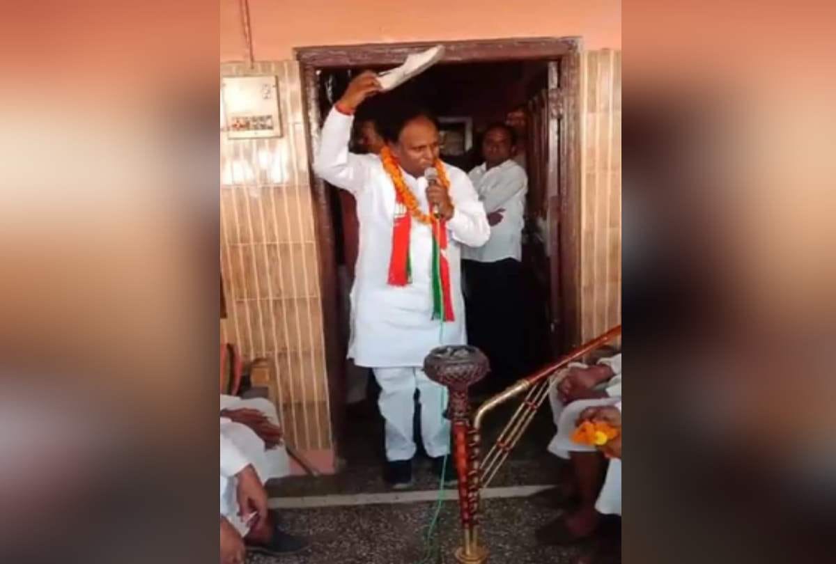 haryana assembly election 2019 bjp candidate keep jaat shoes on head to make them happy