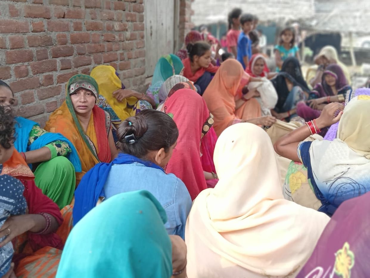 baink ne vasoolee ka dabaav banaaya, kisaan ne jahar kha dee jaan