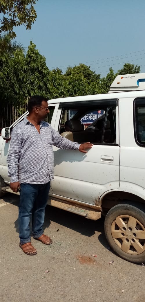 loot break mirror of car stole bag cash in varanasi