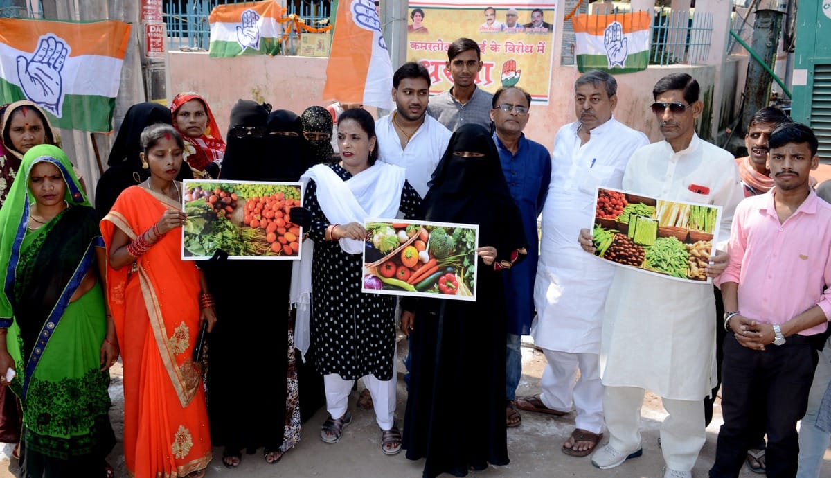Congress protest against inflation by make roti in varanasi