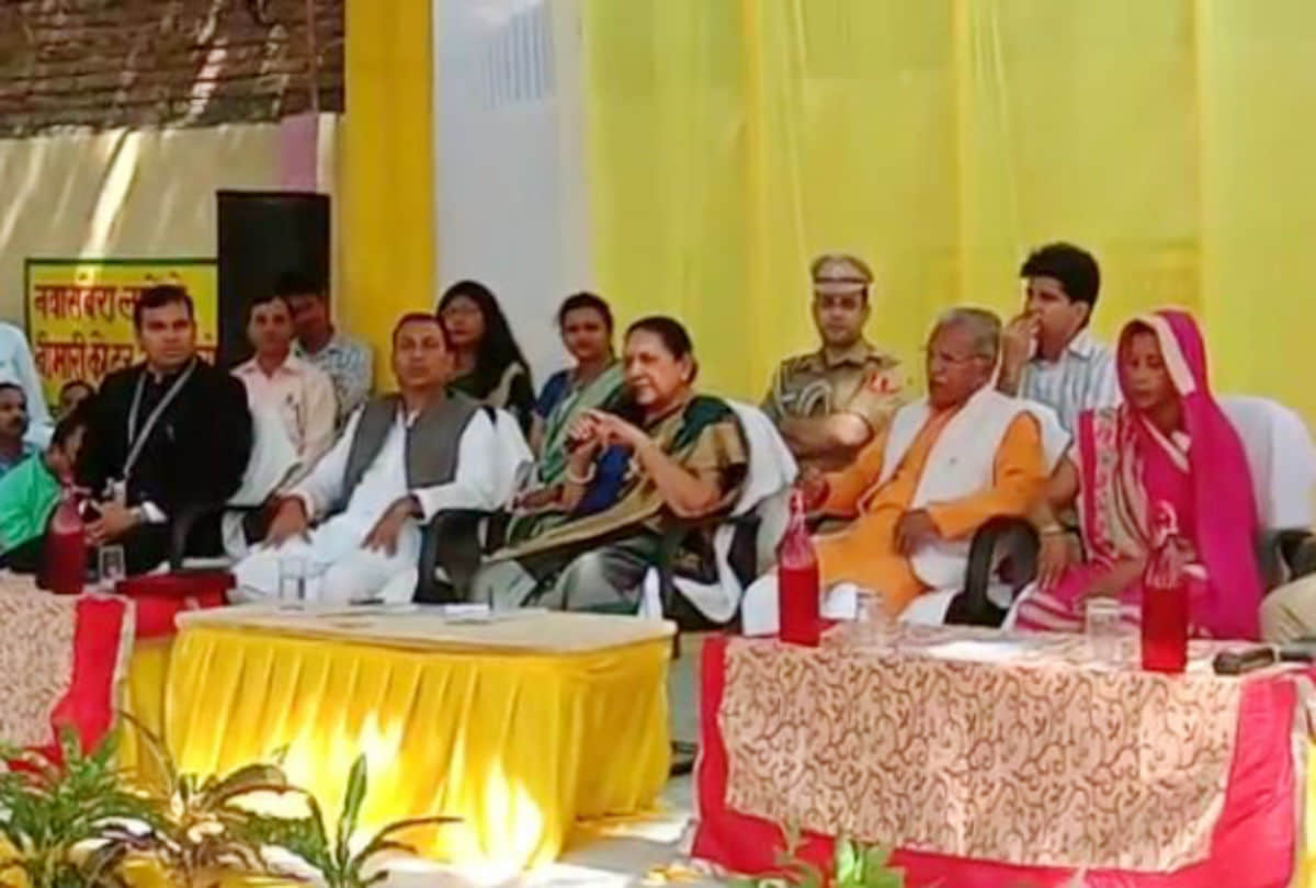 Governor Anandiben Patel gave message of cleanliness to the villagers in Firozabad