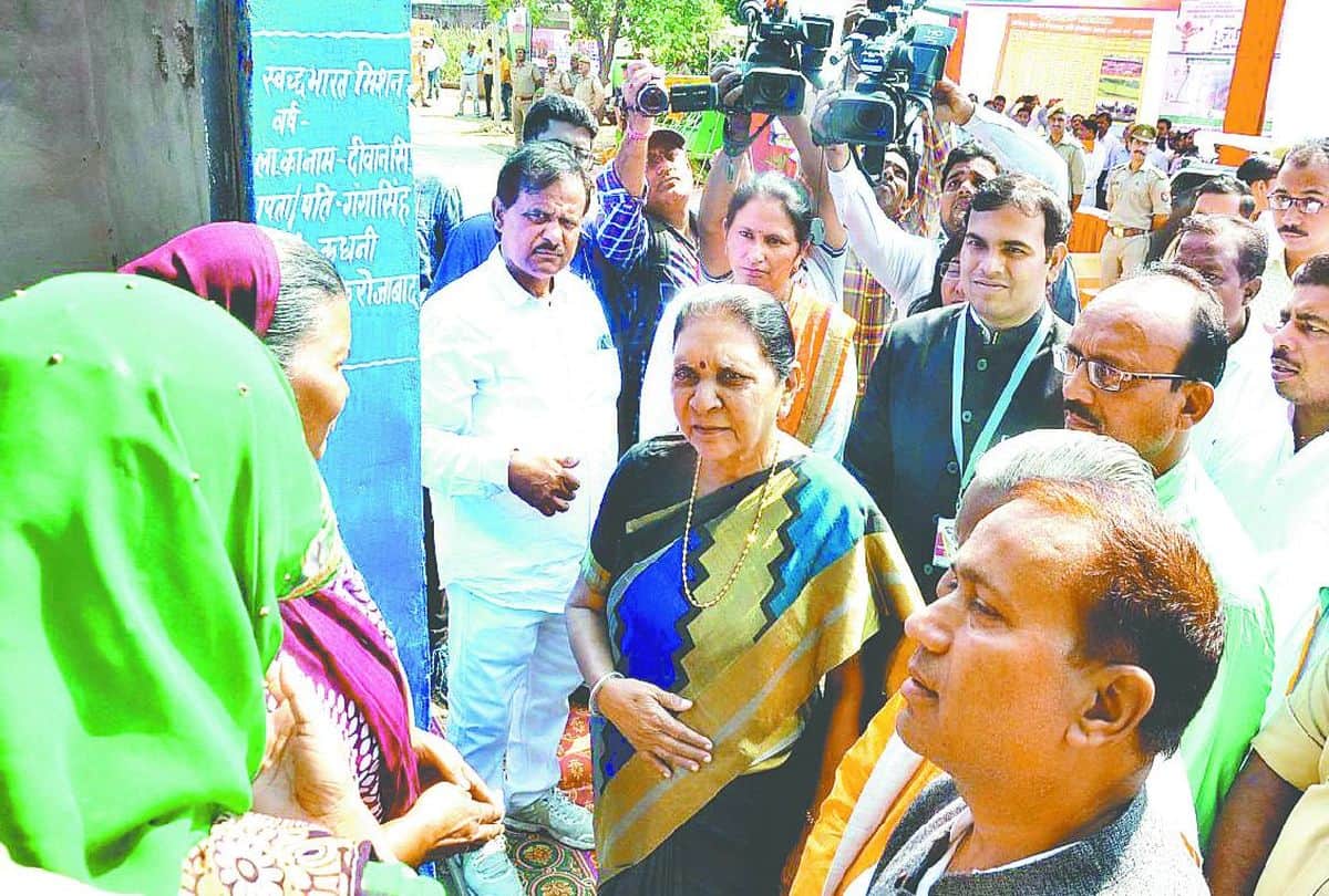 UP Governor Anandiben Patel godh bharai of pregant woman in firozabad