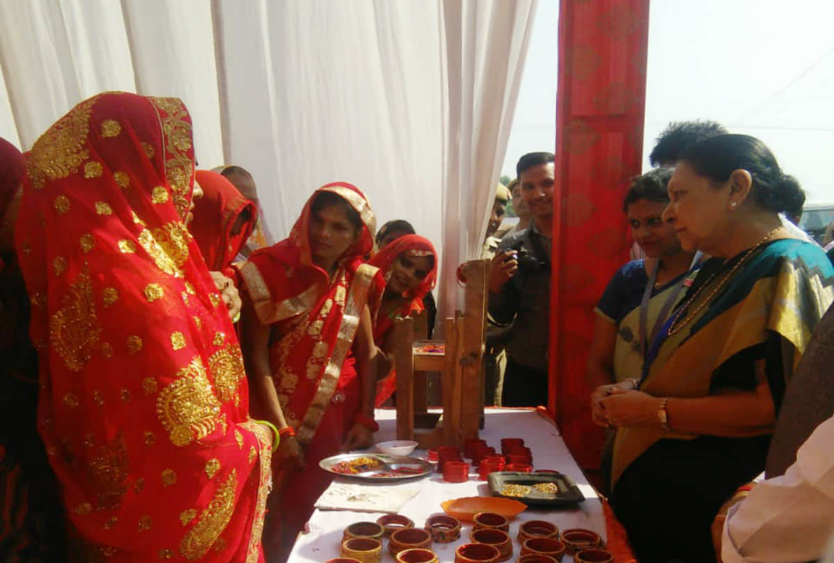 Governor Anandiben Patel gave message of cleanliness to the villagers in Firozabad