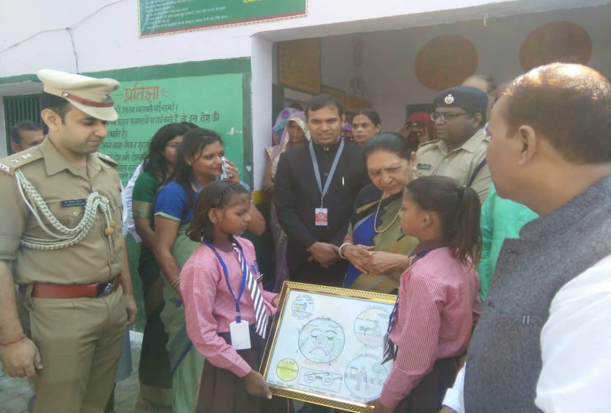 Governor Anandiben Patel gave message of cleanliness to the villagers in Firozabad