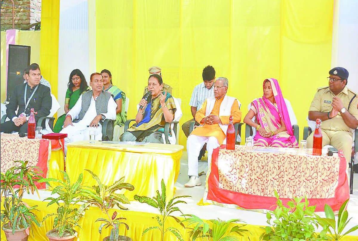 Governor Anandiben Patel gave message of cleanliness to the villagers in Firozabad