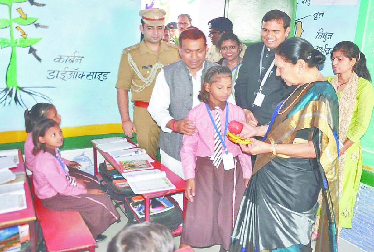 Governor Anandiben Patel gave message of cleanliness to the villagers in Firozabad