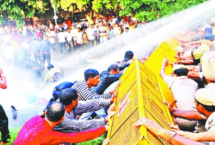intak employees protest against mp kirron kher, water cannon