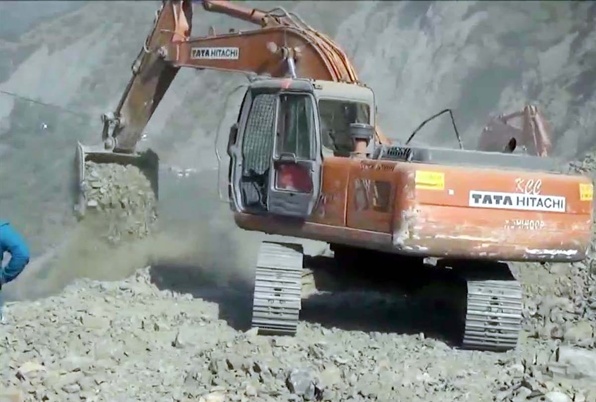 landslide in Ramban district, Traffic on Jammu Srinagar opened 23 hours laterafter landslide