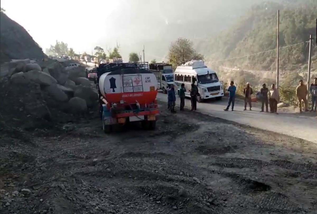 landslide in Ramban district, Traffic on Jammu Srinagar opened 23 hours laterafter landslide