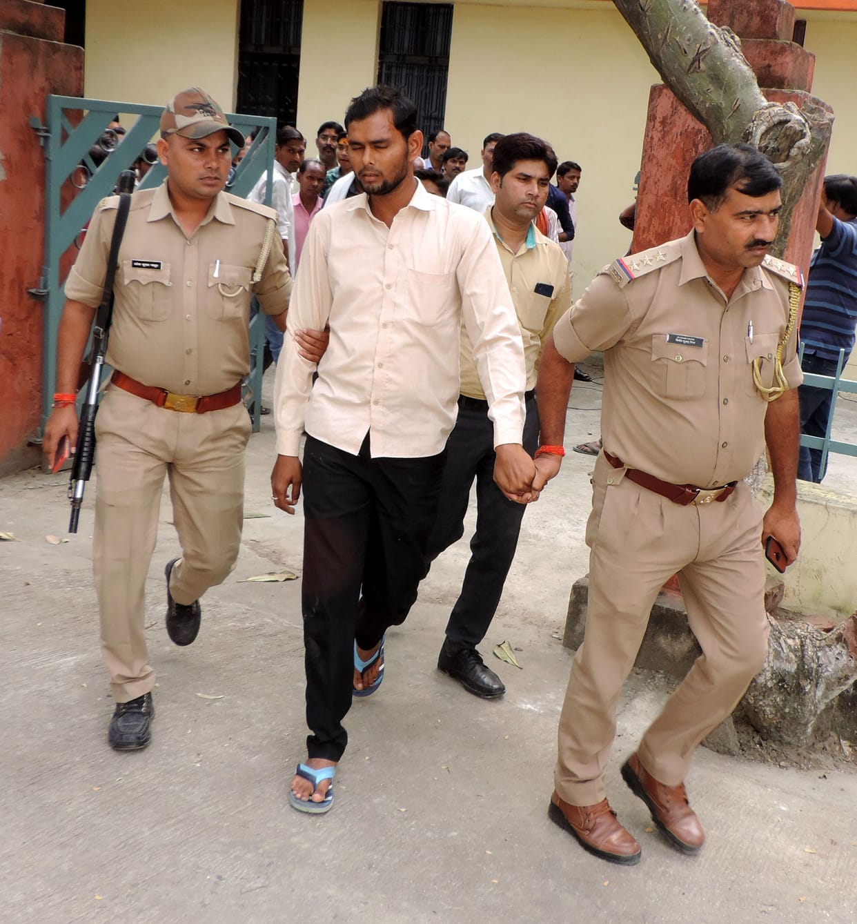 bekaaboo lodar ne kishor ko maaree takkar, haalat gambheer