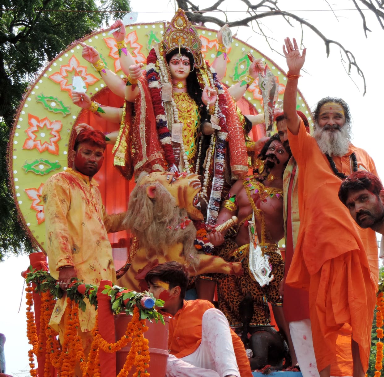 visarjan yaatra mein aastha ke rang se saraabor dikhe bhakt
