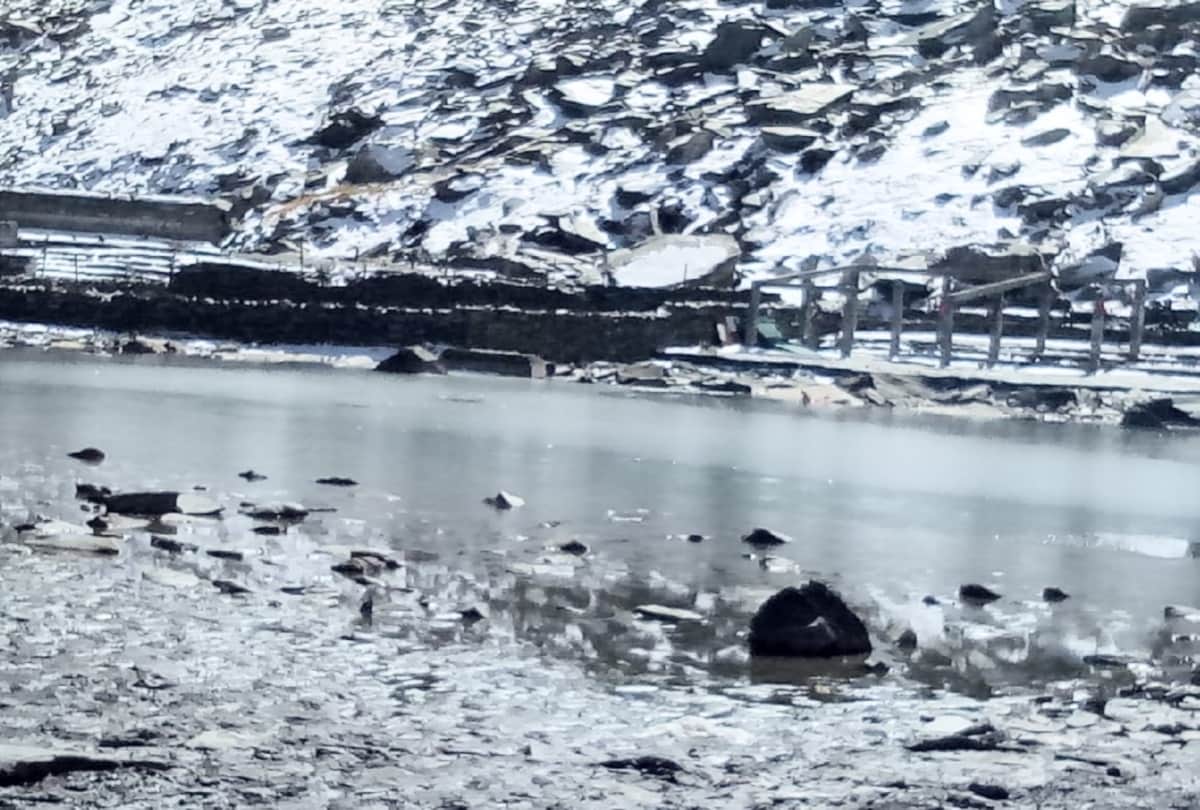 Natron Lake mysterious lake of Tanzania, whose water turns anyone in stone