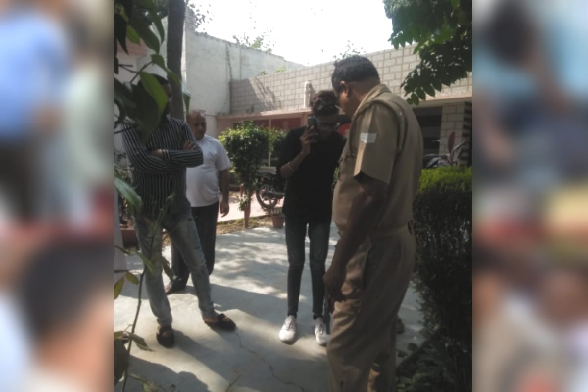 Honour killing: brother stabbed  his sister to death with knife on road in Meerut