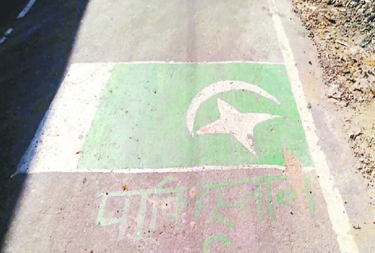 Photo of Pakistani flag engraved on the road goes viral, read the whole matter