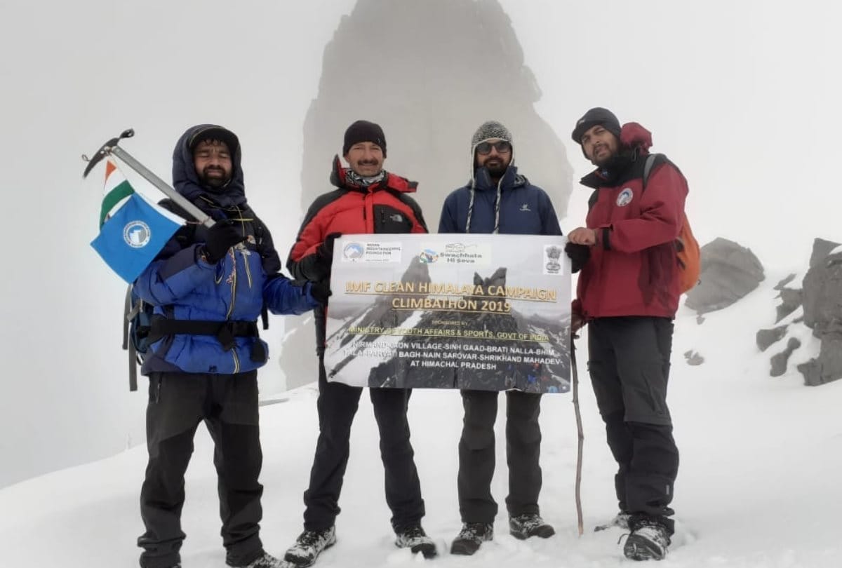 Mountaineering team reach srikhand mahadev in minus 10 degree temperature at altitude of 18750 feet