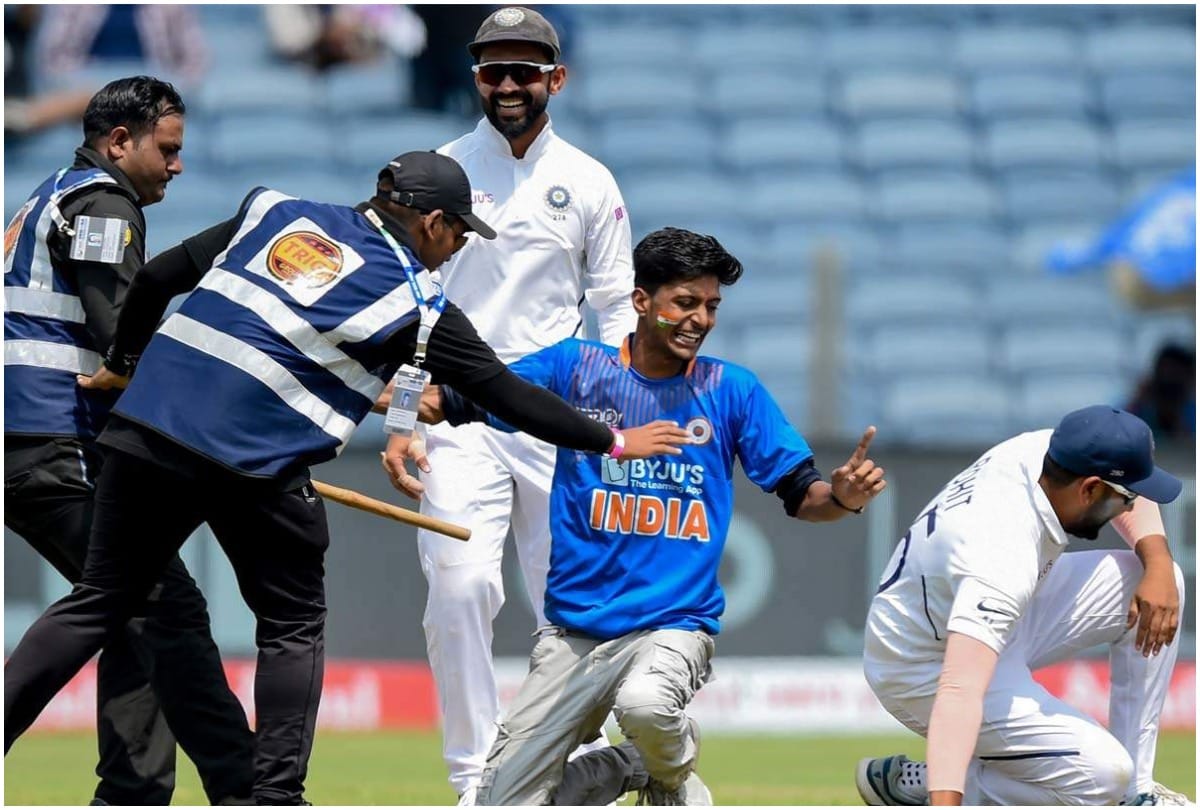 Sunil Gavaskar unhappy with Security arrangements after fan breaches security in Pune Test