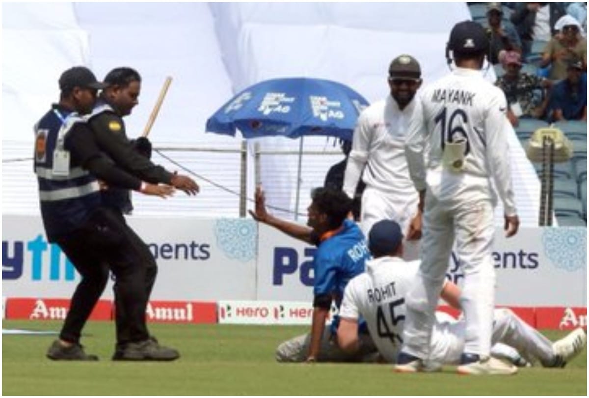 Sunil Gavaskar unhappy with Security arrangements after fan breaches security in Pune Test