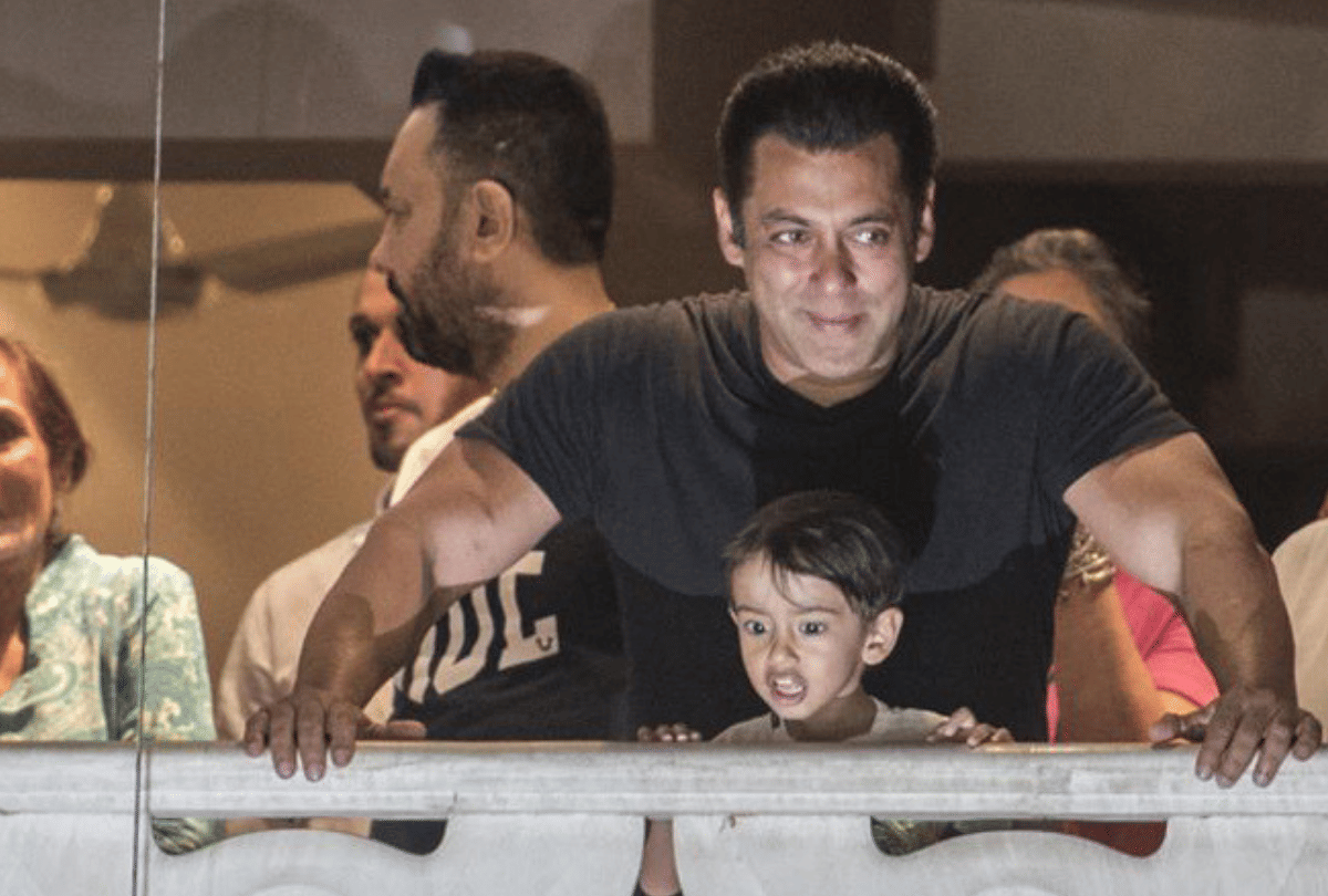 salman khan loses his temper when fan take selfie at ramesh taurani diwali bash