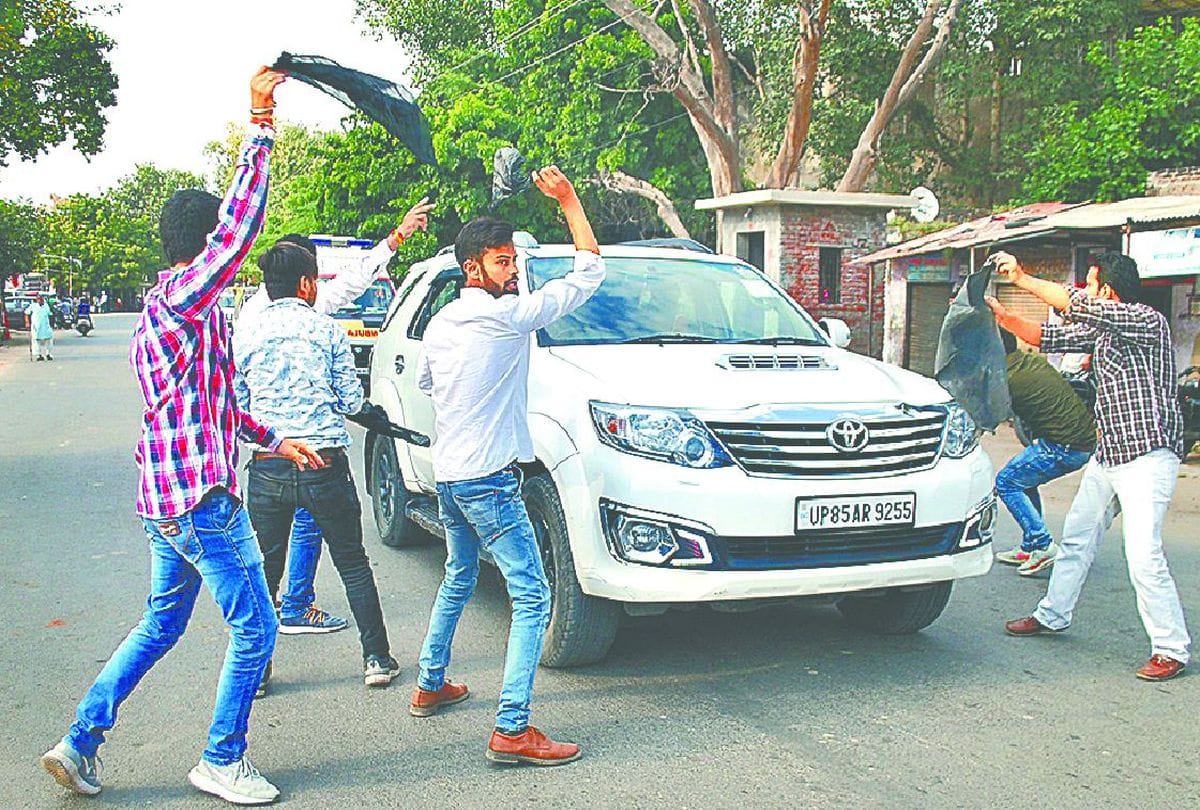 police files FIR against student leaders for stopping Deputy CM dinesh Sharma convoy