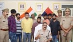 फर्जी आधार कार्ड बनाने वालों के बारे में जानकारी देते एसपी देहात रणविजय सिंह और गिरफ्तार आरोपी