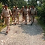 काबिंग करती पुलिस।