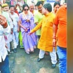 टूटी सड़क पर पैदल चलीं हेमा मालिनी