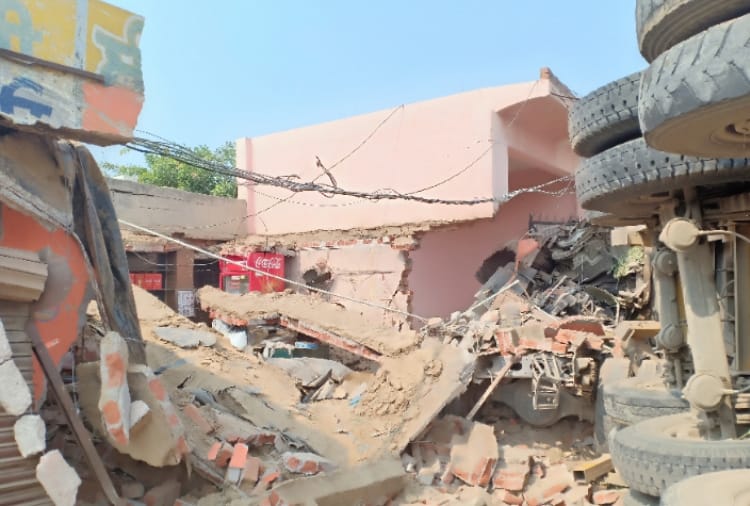Uncontrollable truck rammed into shops