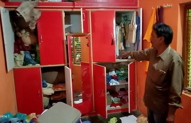 sipaahee ke ghar se laakhon kee nagadee aur jevar paar